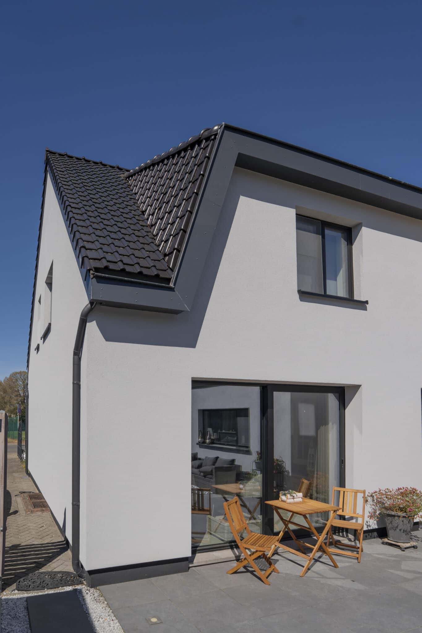 Zwart aluminium schuifraam met terrasuitzicht door Cralux