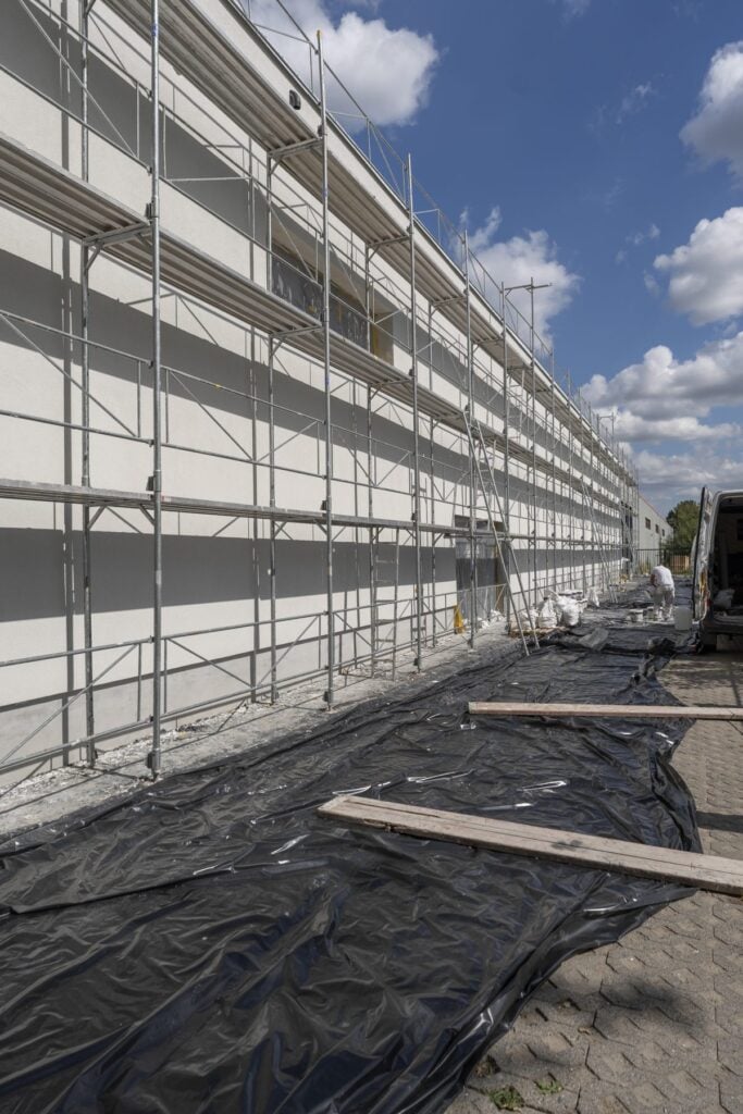 Cralux hoofdkantoor in de steigers tijdens de crepi-gevelrenovatie