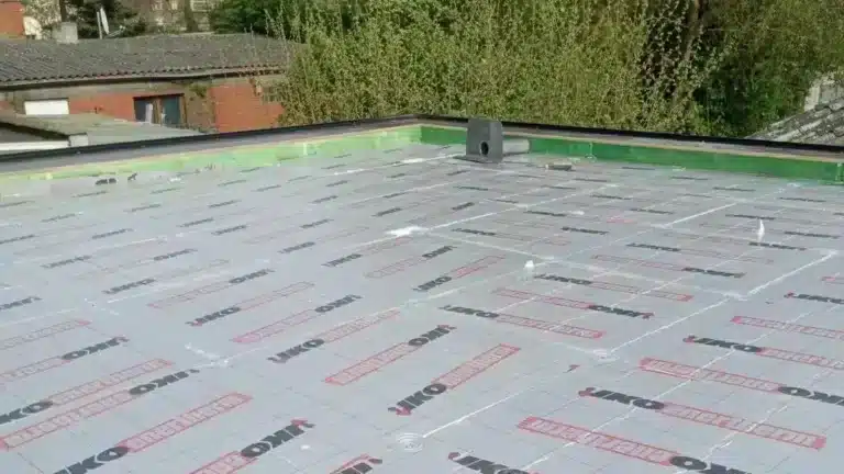 Plat dak isoleren en renoveren: methodes, EPDM of roofing en de prijs per m²