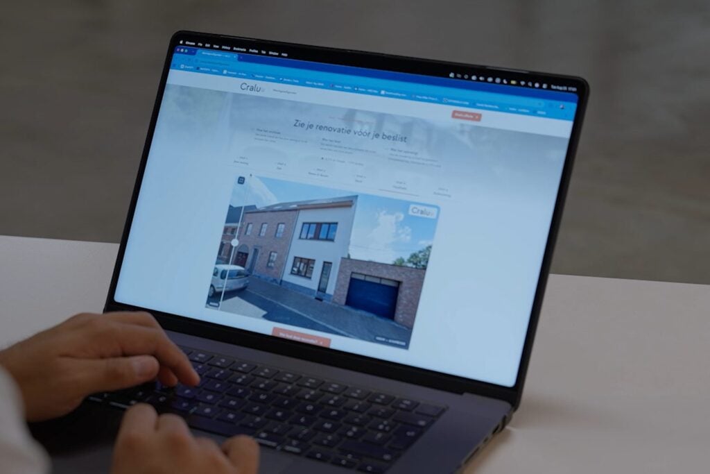 Renovatiesimulator van Cralux op een laptop: een woning voor en na de gevelrenovatie