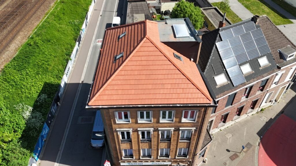 Dronebeeld van het nieuwe pannendak van een appartementsgebouw in Vilvoorde na de dakrenovatie