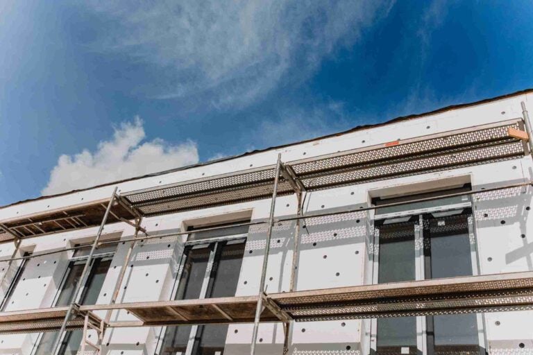 Waarom Cralux dé specialist is in gevelrenovatie met afwerking crepi