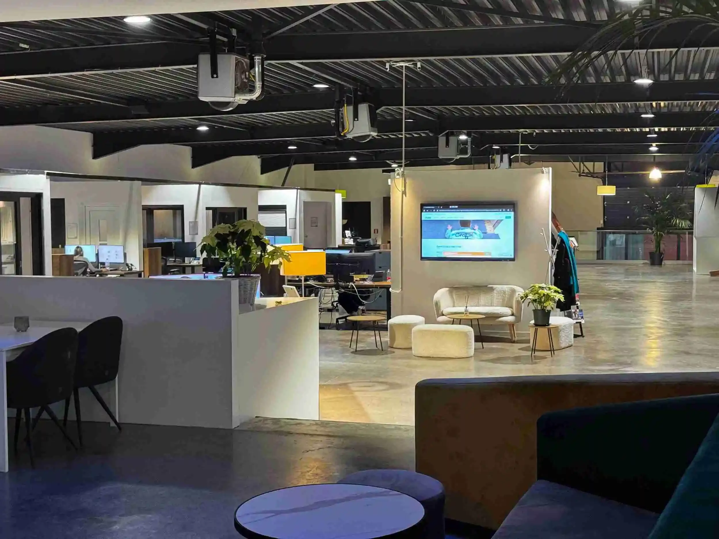 680120f23f7c7c7592149b0c Cralux20Showroom