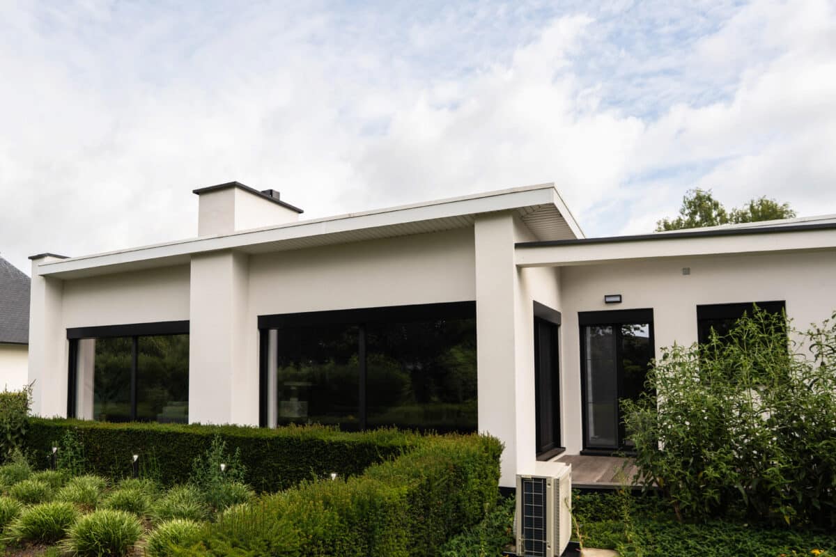 Gevel ná renovatie — strakke witte crepi-afwerking