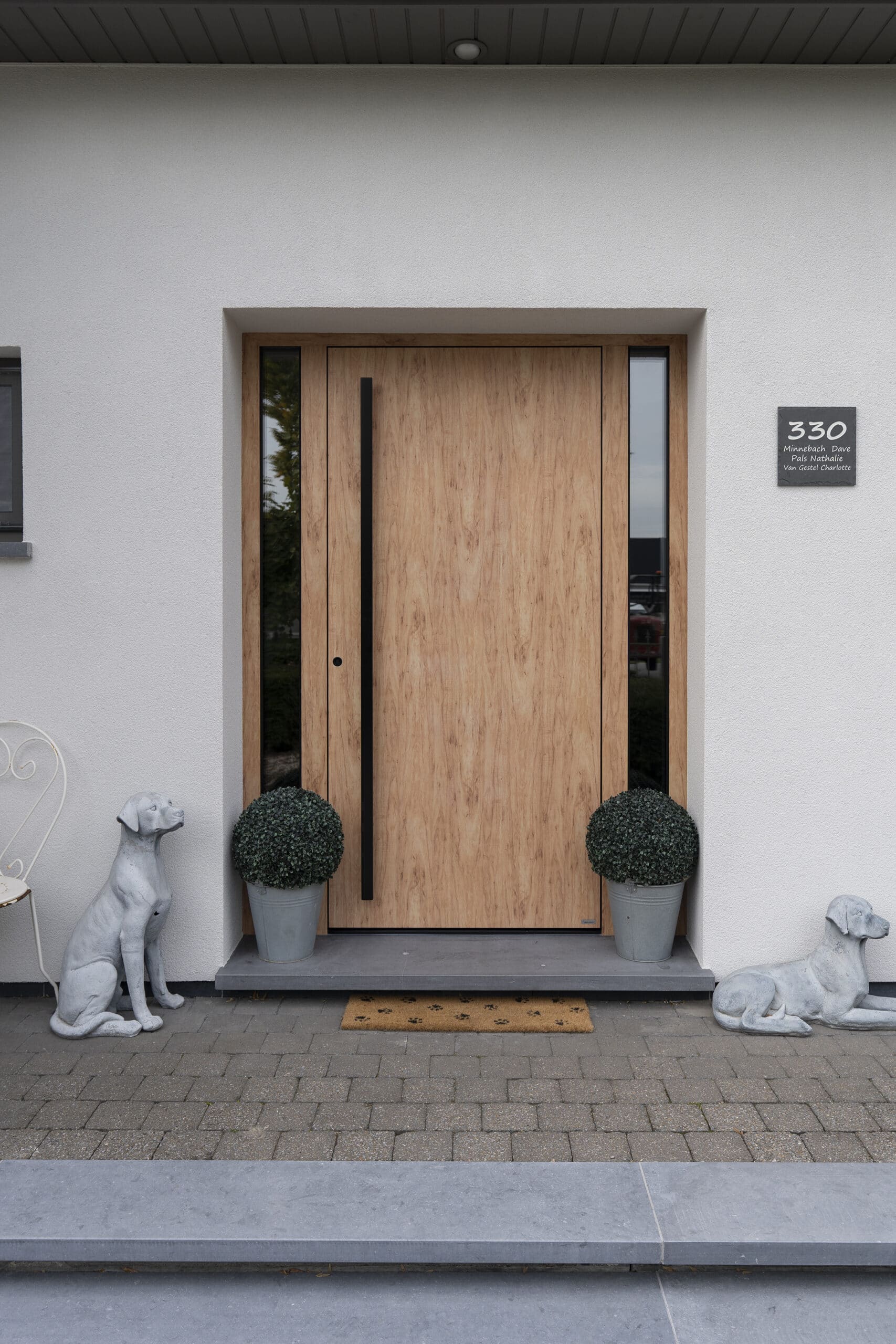 Nieuwe voordeur op maat in een gerenoveerde Belgische woning