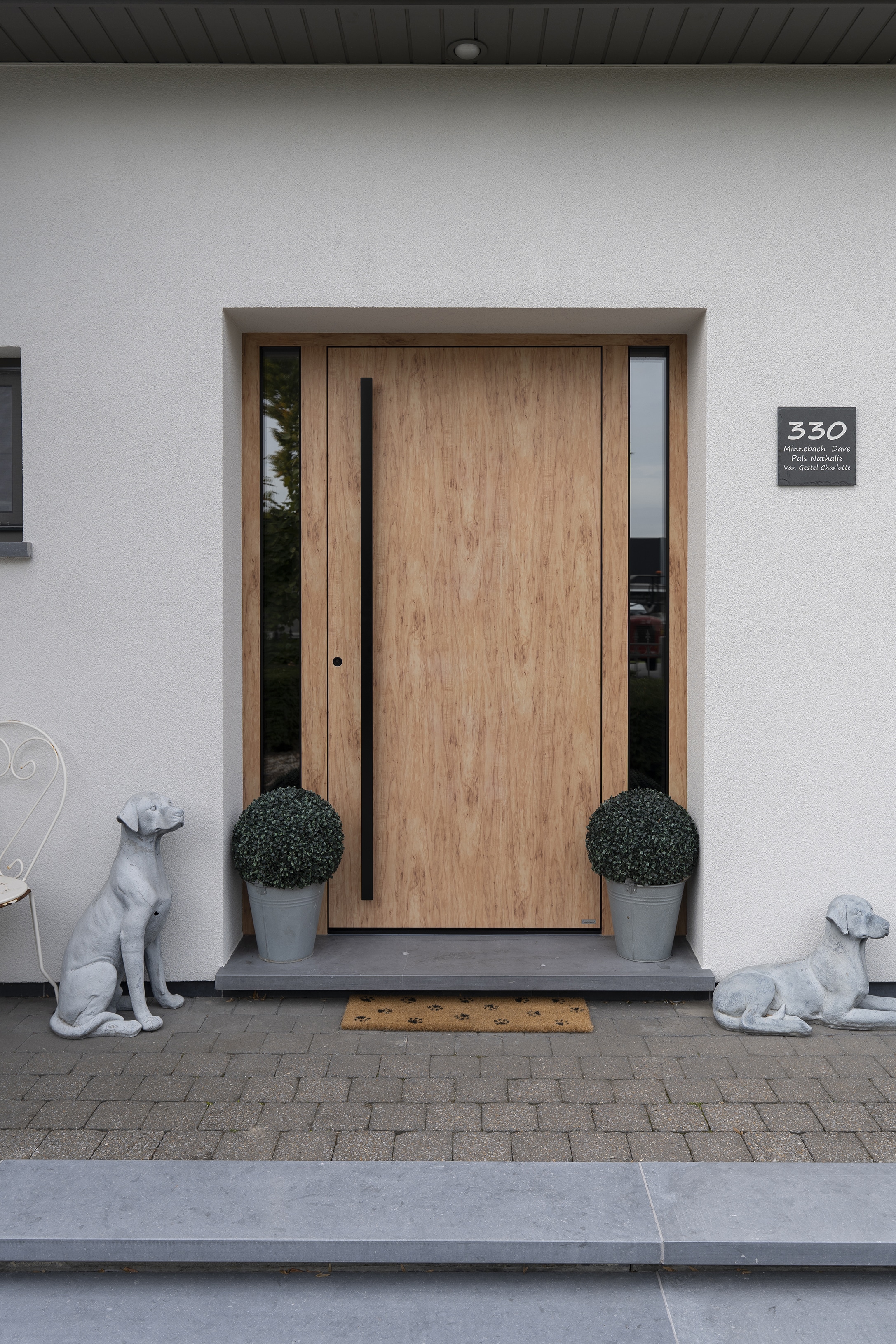 Nieuwe voordeur op maat in een gerenoveerde Belgische woning