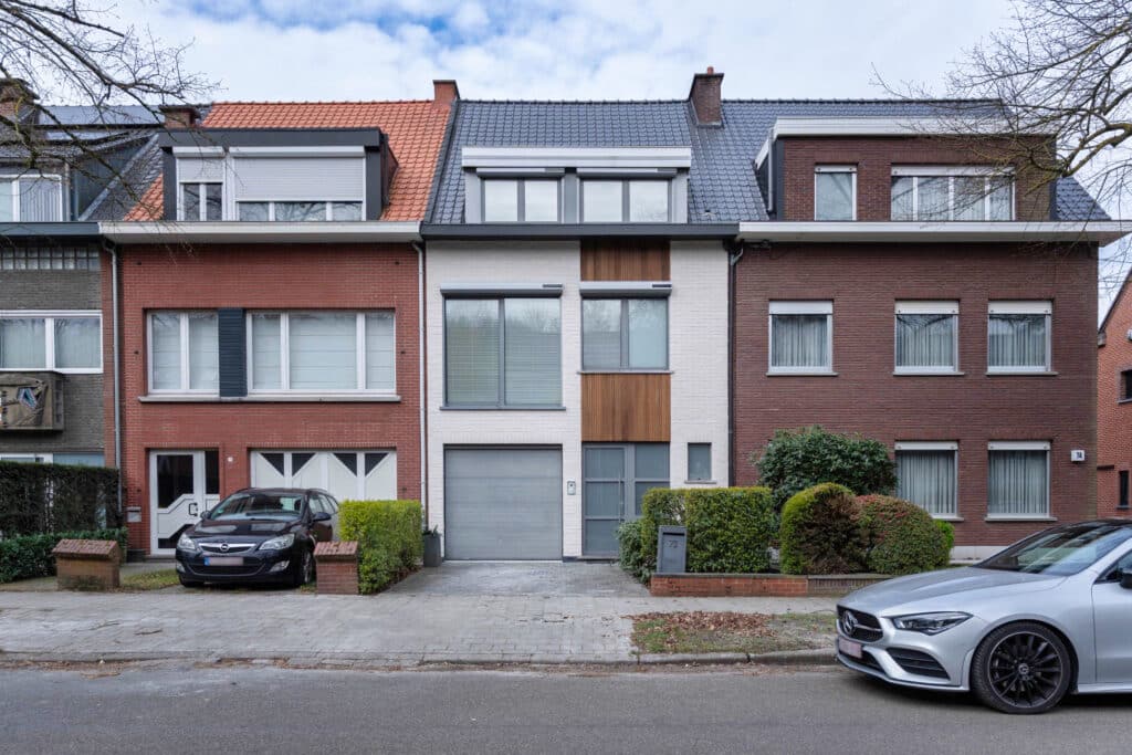 Gerenoveerde gevel met steenstrips, uitgevoerd door Cralux