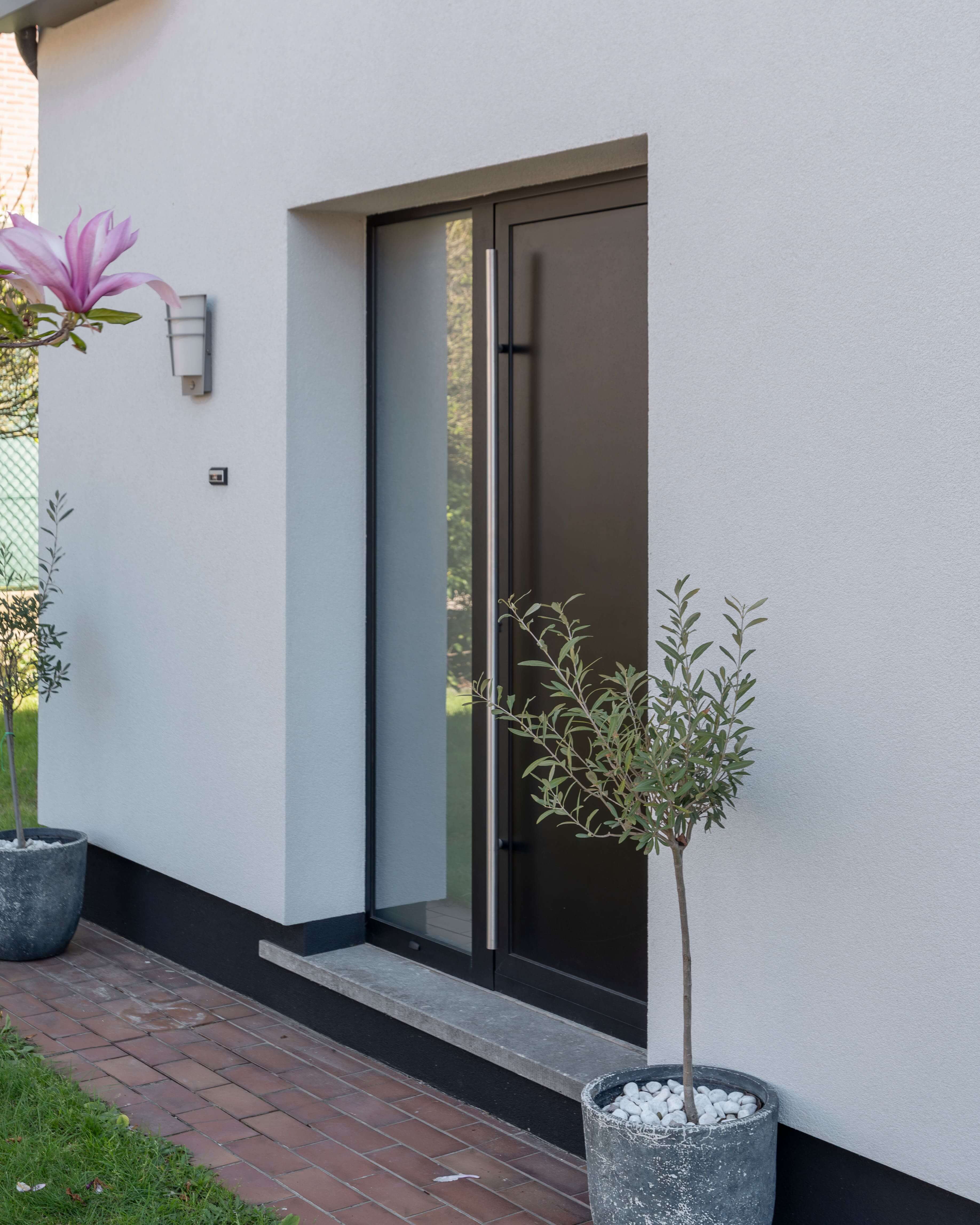 Gerenoveerde woning met nieuwe voordeur en ramen door Cralux in Houthalen